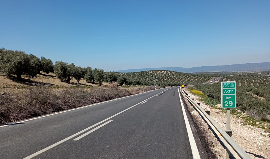 La carretera autonómica A-311 une Jaén con Andújar por Fuerte del Rey y soporta un tráfico de 3.700 vehículos, principalmente de vehículos pesados.